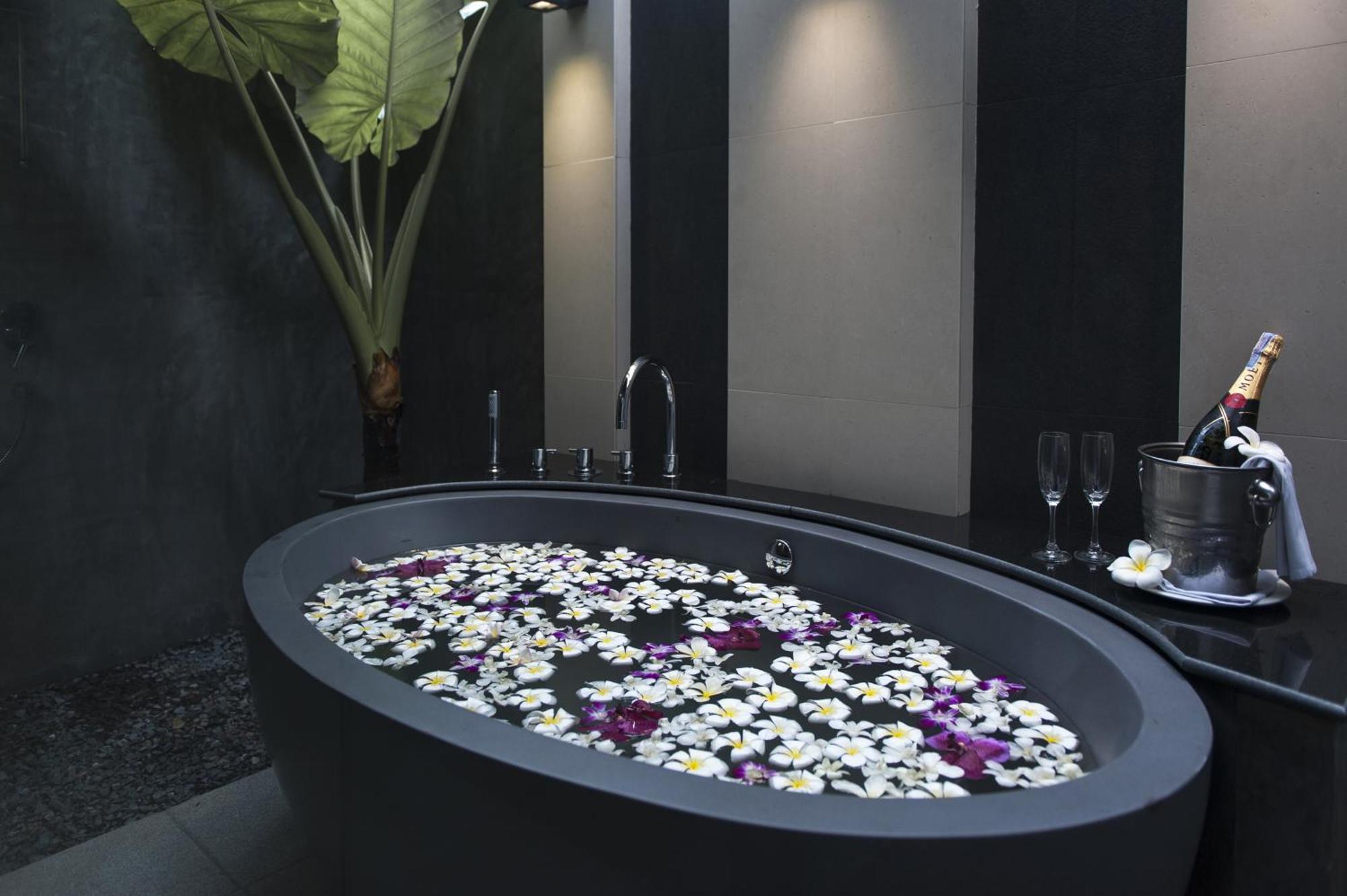 Chaweng Regent Beach Resort Zewnętrze zdjęcie A freestanding bathtub